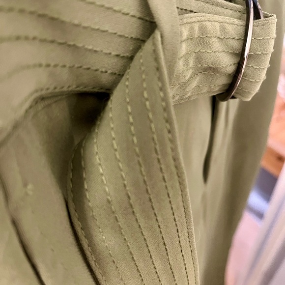 Banana Republic pants in a gorgeous green, super in fashion. - Picture 9 of 9